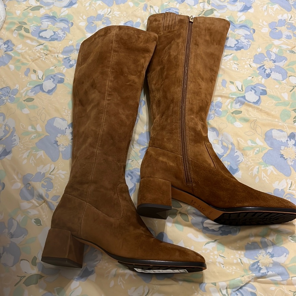 Via Spiga V-Sanora To-The-Knee Brown Suede
Boots Size 7.5 Never Worn. W/bag